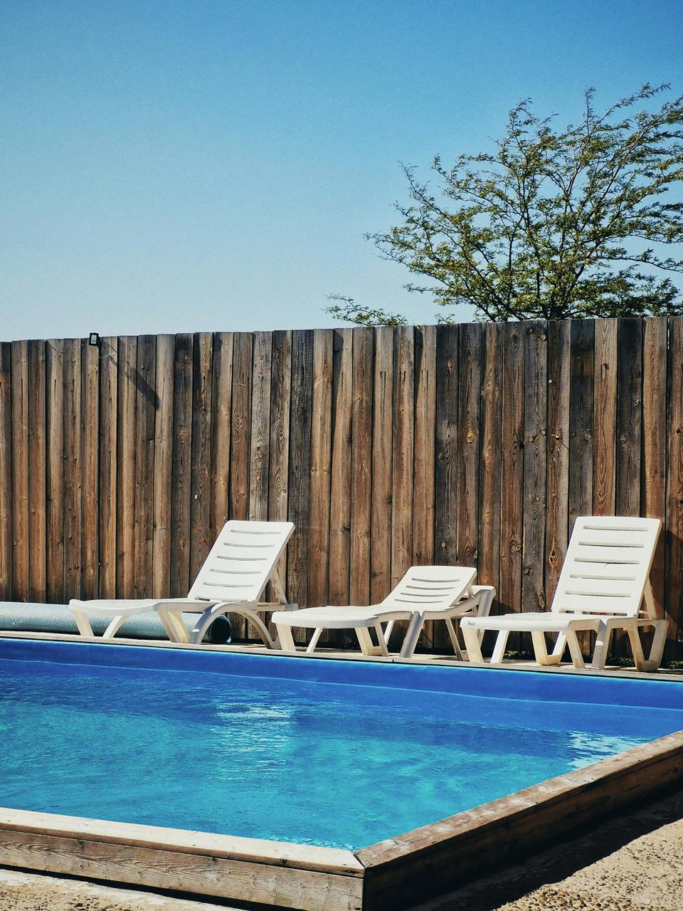 Wie wählt und installiert man einen Swimmingpool im Garten?